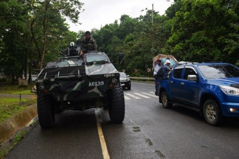 Residents fleeing Marawi were caught in gridlock as soldiers searched vehicles 